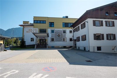 Volksschule/Turnhalle Oberlangkampfen (c) Volksschule Oberlangkampfen